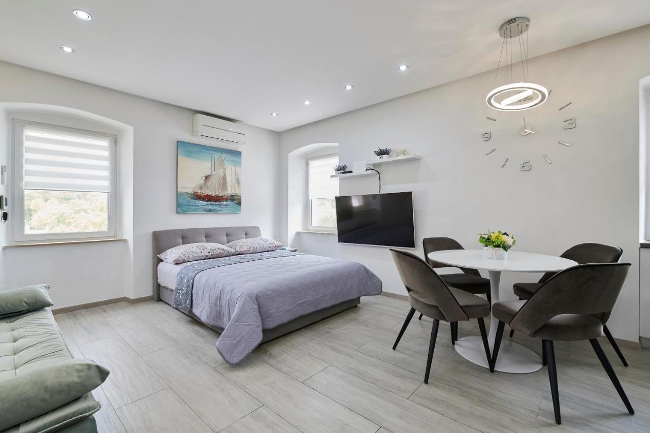 And Misic Apartment *